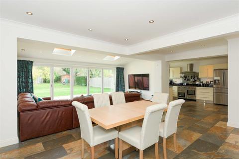 77 Copthorne Road, Leatherhead, KT22 7EE