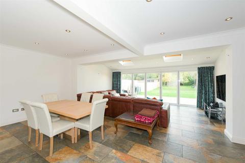 77 Copthorne Road, Leatherhead, KT22 7EE