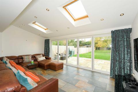 77 Copthorne Road, Leatherhead, KT22 7EE