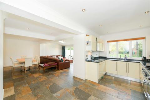 77 Copthorne Road, Leatherhead, KT22 7EE