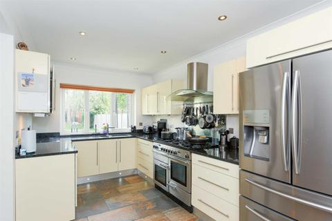77 Copthorne Road, Leatherhead, KT22 7EE
