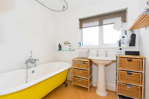 77 Copthorne Road, Leatherhead, KT22 7EE