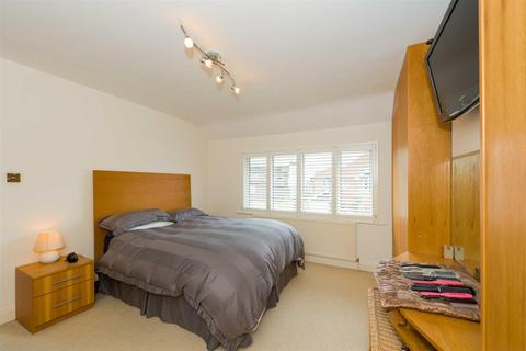 77 Copthorne Road, Leatherhead, KT22 7EE