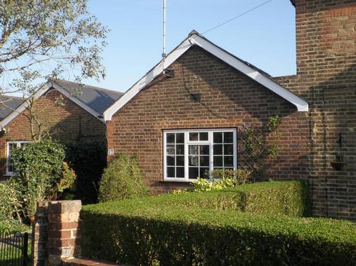 Meadvale Redhill 3 Bed Cottage To Rent 1 275 Pcm 294 Pw