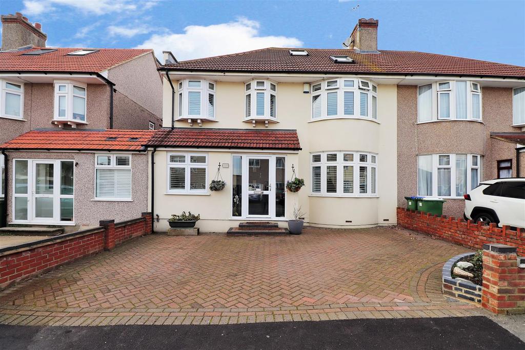 Madison Gardens, Bexleyheath 4 bed semidetached house £550,000