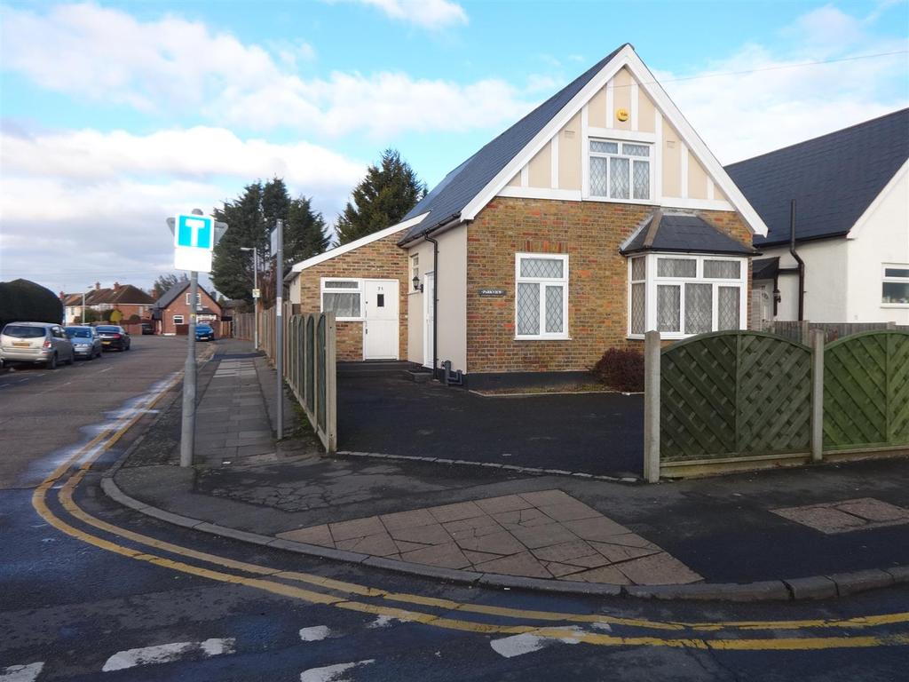 Royal Lane, Uxbridge, 6 bed detached house £2,790 pcm (£644 pw)