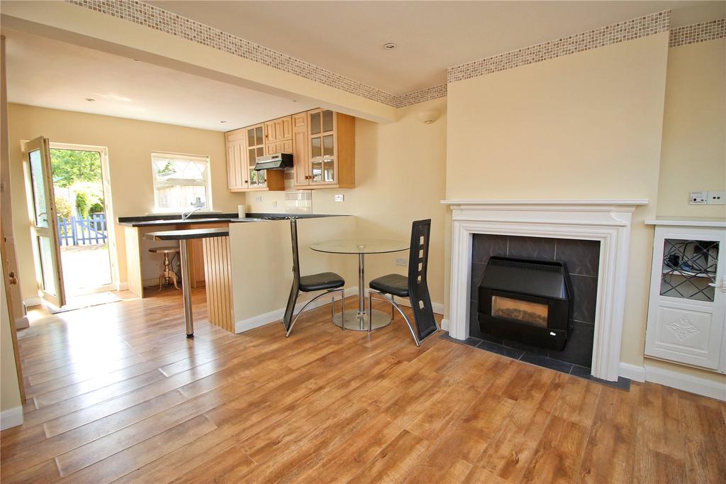 Station Road, Borough Green, Kent... 2 bed terraced house £950 pcm (£