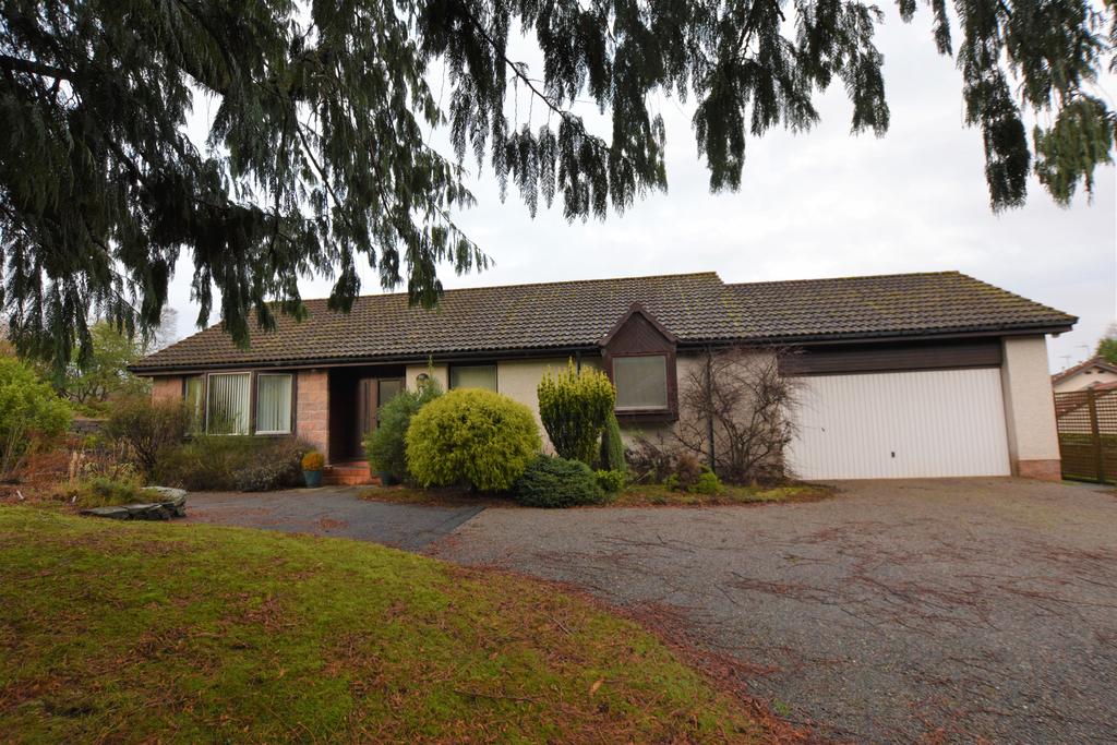 66 Woodside Drive, Forres 3 bed detached bungalow £900 pcm (£208 pw)
