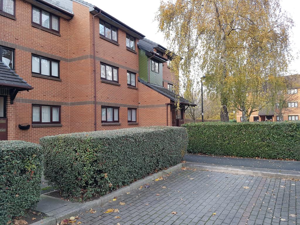 Maltby Drive, EN1 Lovely Two Bedroom Apartment in Enfield With Great
