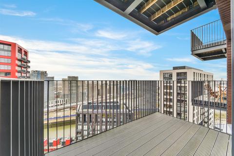 1 bedroom apartment to rent, Modena House, London City Island, London, E14