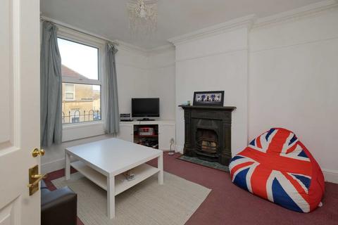 2 bedroom end of terrace house to rent, Highland Road, Bath