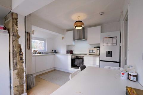 2 bedroom end of terrace house to rent, Highland Road, Bath