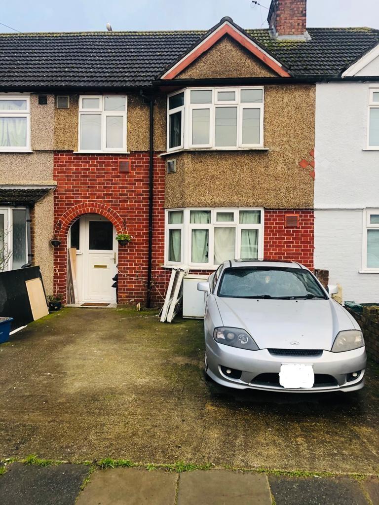 Waye Avenue, Cranford TW5 3 bed terraced house £1,550 pcm (£358 pw)