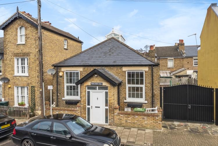 Freelands Grove Bromley BR1 2 bed house £1,700 pcm (£392 pw)