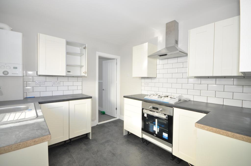 Carnarvon Road Portsmouth PO2 2 bed terraced house £900 pcm (£208 pw)