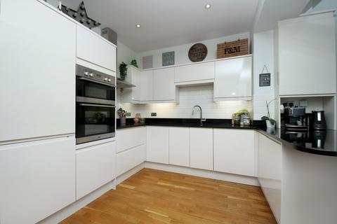 12 Chamberlain Road, London, W13 9EW