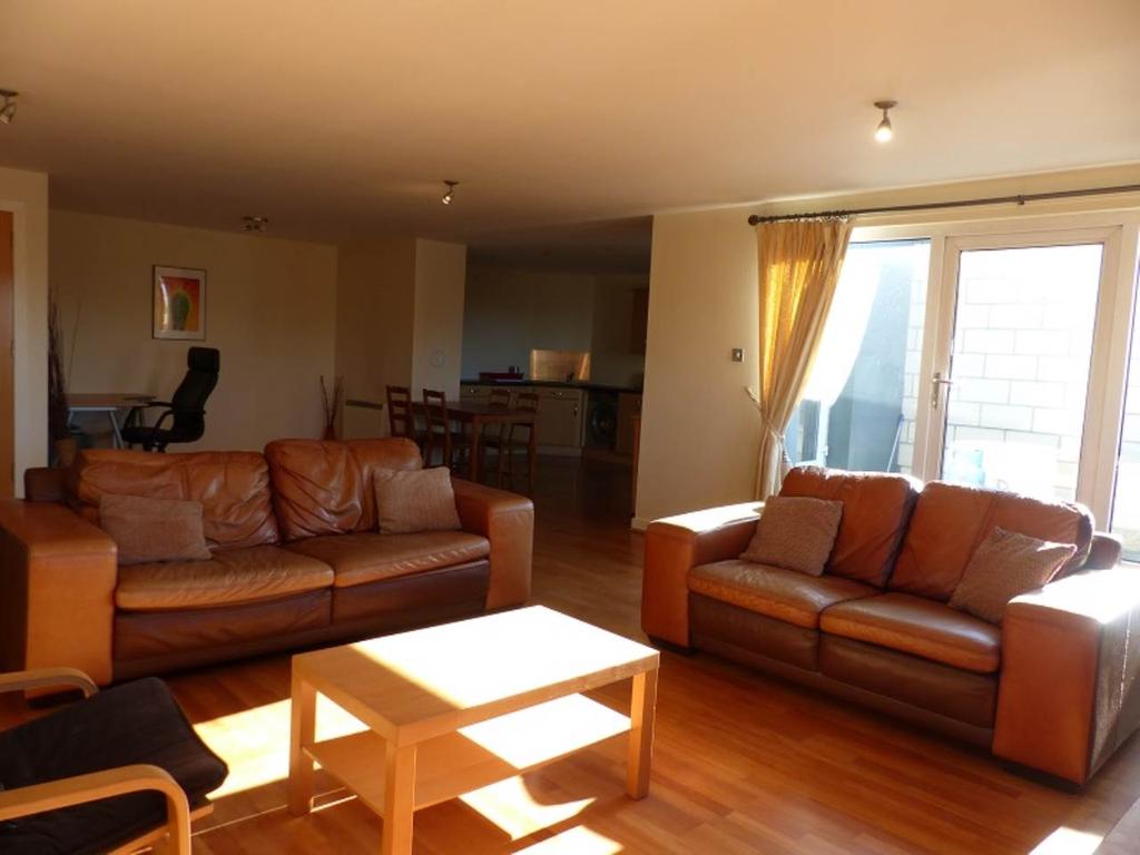 Constitution Street, Leith, Edinburgh 3 bed flat £1,050 pcm (£242 pw)