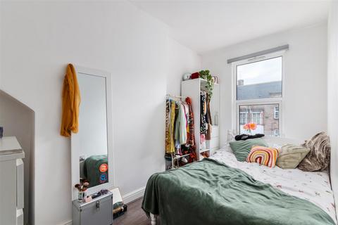 2 bedroom property to rent, Streatham High Road, London