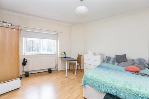 2 bedroom property to rent, Westbury Avenue, London
