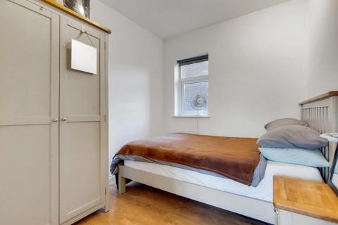 2 bedroom property to rent, Westbury Avenue, London