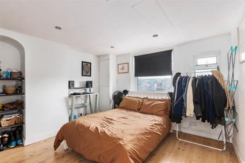 2 bedroom property to rent, Gleneldon Road, London