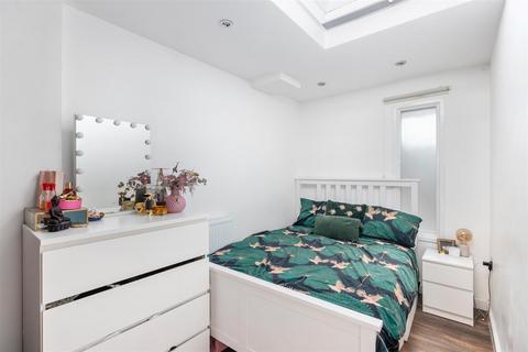1 bedroom property to rent, Balham High Road, London