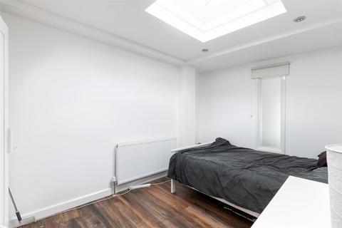 2 bedroom property to rent, Balham High Road, London