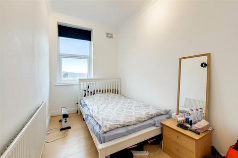 2 bedroom property to rent, Streatham High Road, London