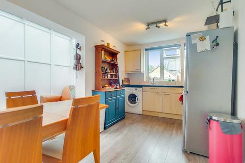 2 bedroom property to rent, Castelnau, London