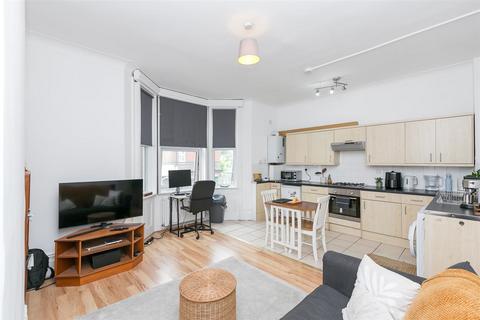 1 bedroom property to rent, Streatham High Road, London