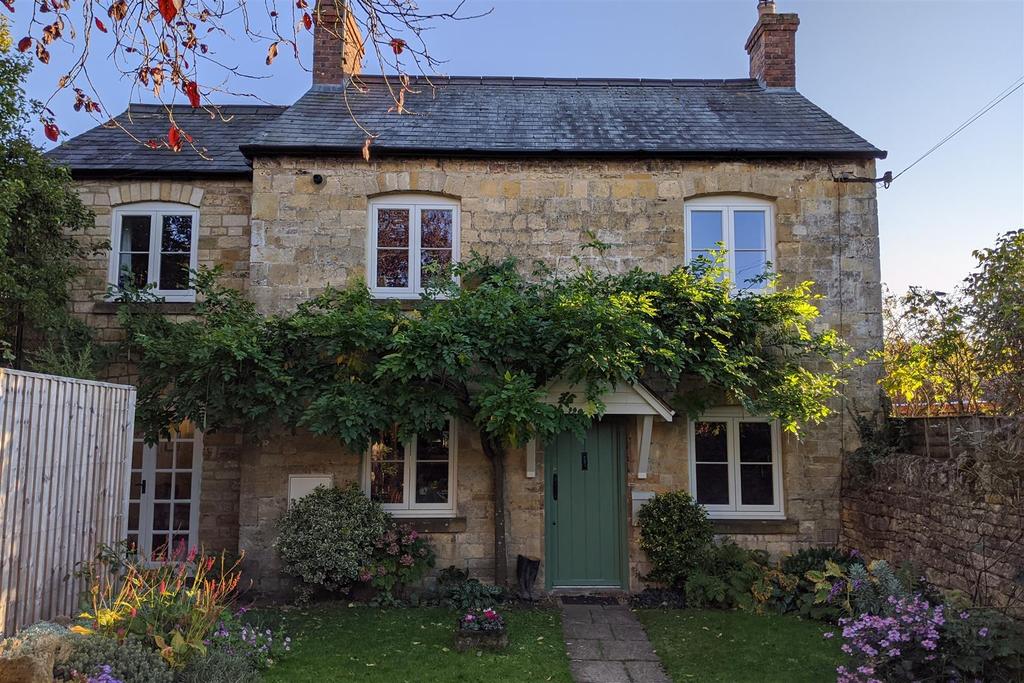 High Street, MoretonInMarsh... 3 bed cottage £450,000