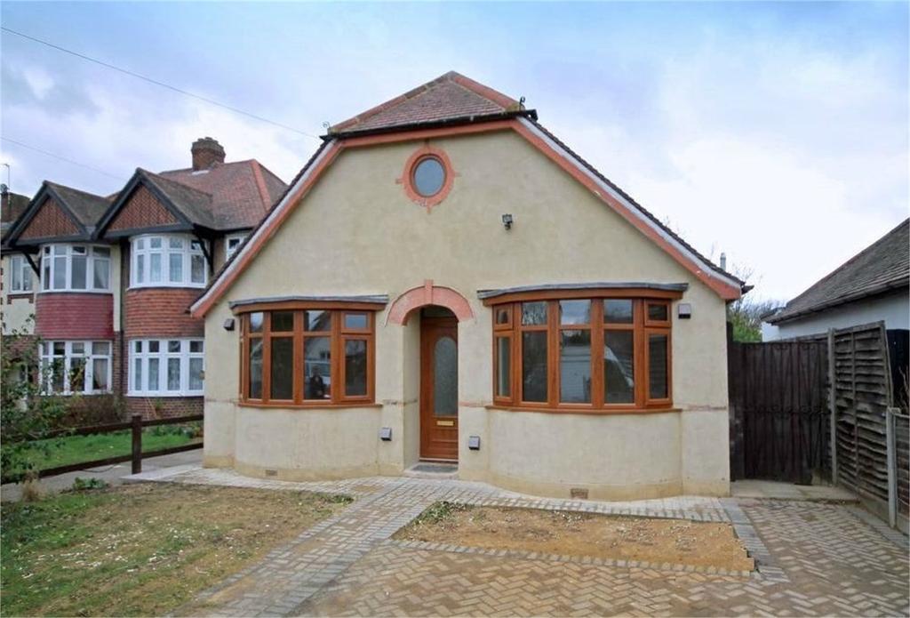 Kings Avenue, SunburyonThames, TW16 4 bed detached bungalow £1,595