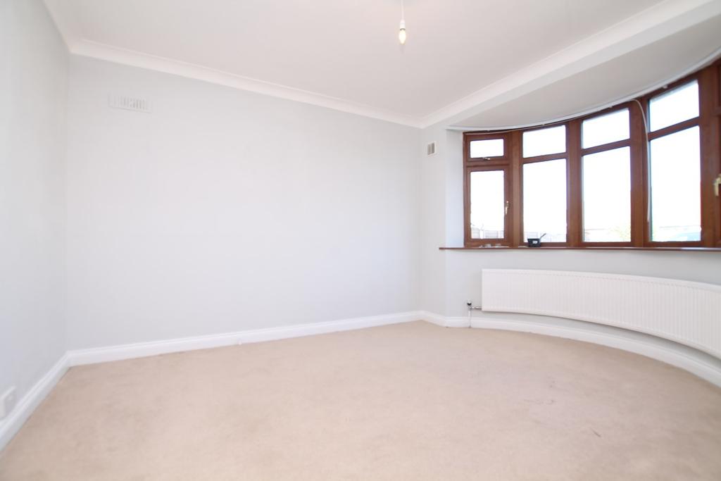 Kings Avenue, SunburyonThames, TW16 4 bed detached bungalow £1,595