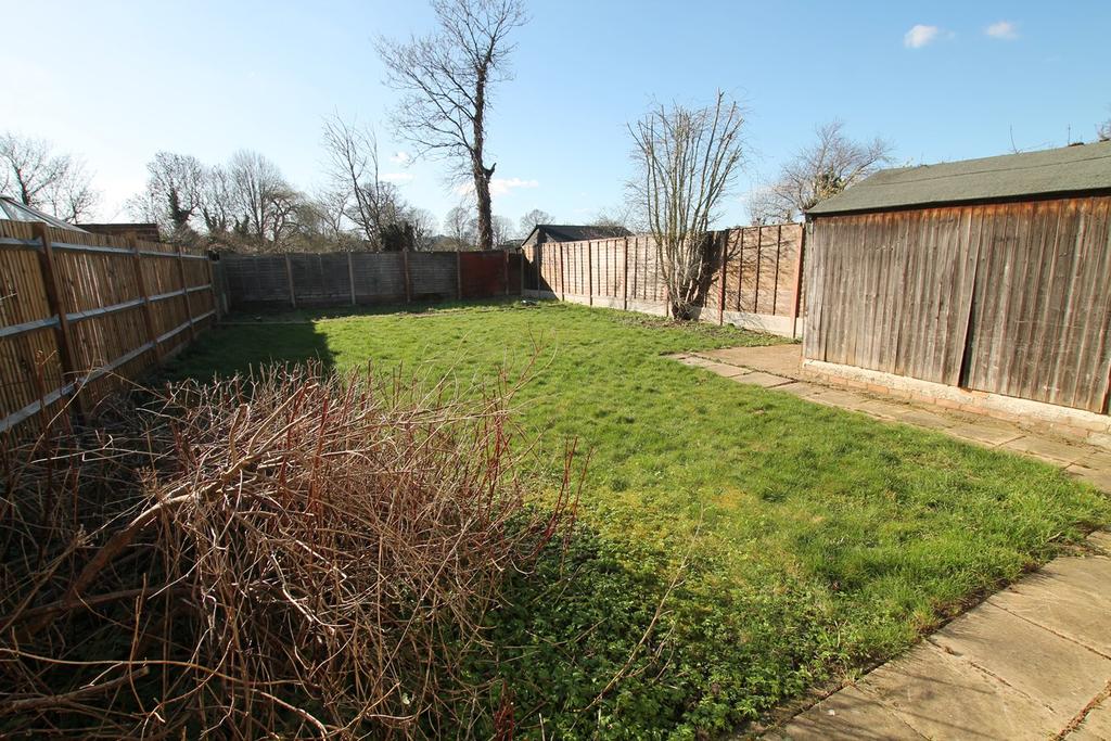 Kings Avenue, SunburyonThames, TW16 4 bed detached bungalow £1,595 pcm (£368 pw)