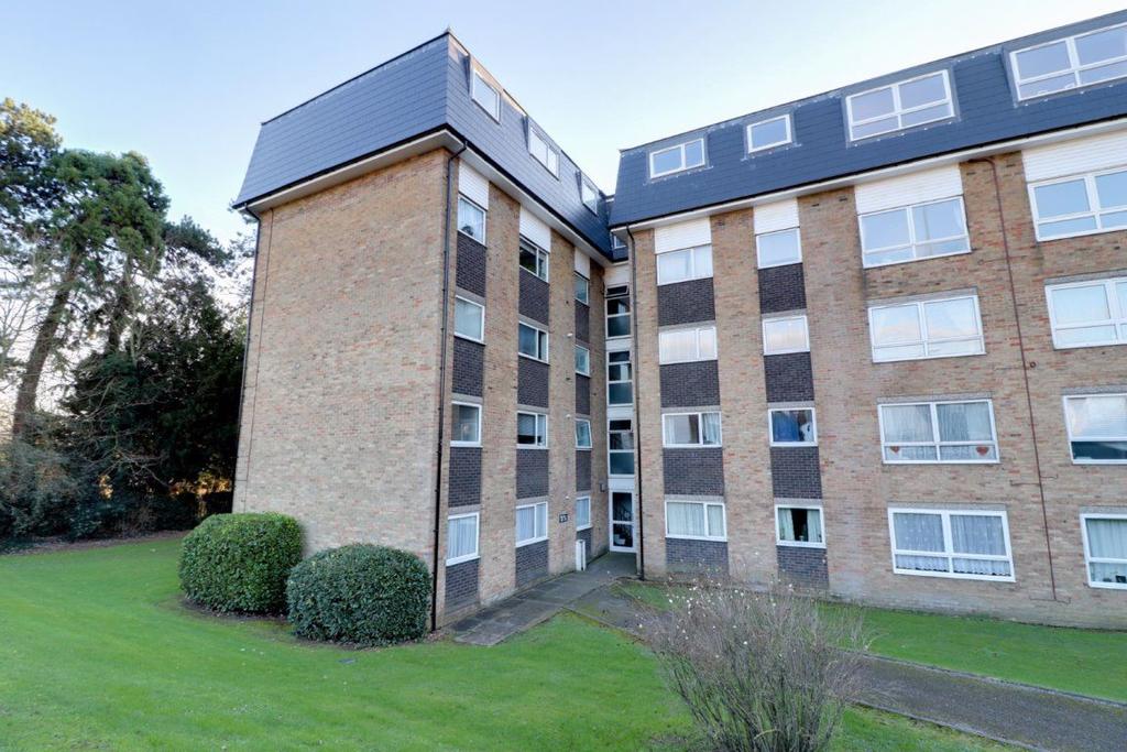 LAMPITS, HODDESDON 2 bed flat £975 pcm (£225 pw)