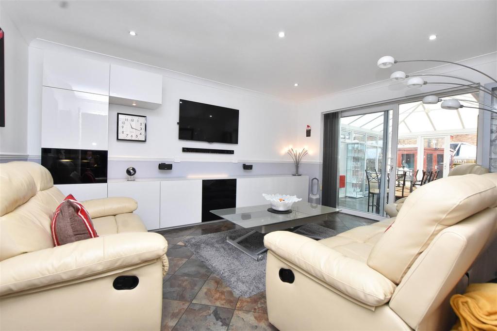 Rotherfield Avenue, Eastbourne 4 bed detached house £375,000