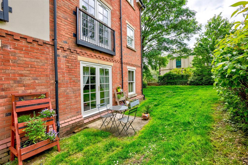 Manor House Close, Wilford, Nottingham 2 bed apartment £175,000