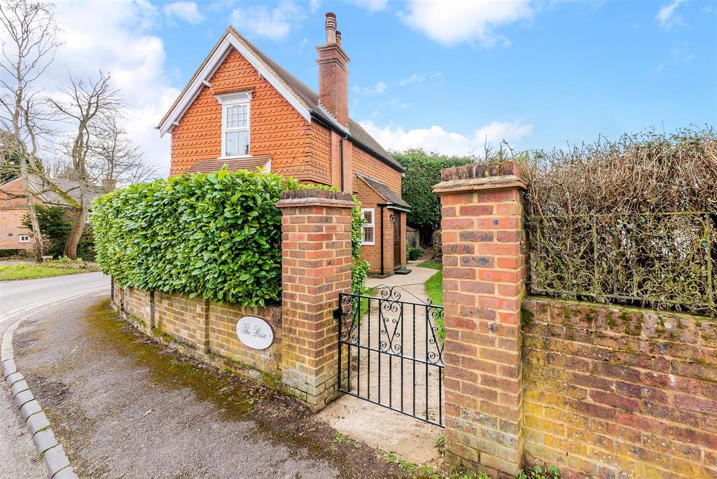 The Rise, Deans Lane, Walton On The Hill 3 bed detached house £1,650