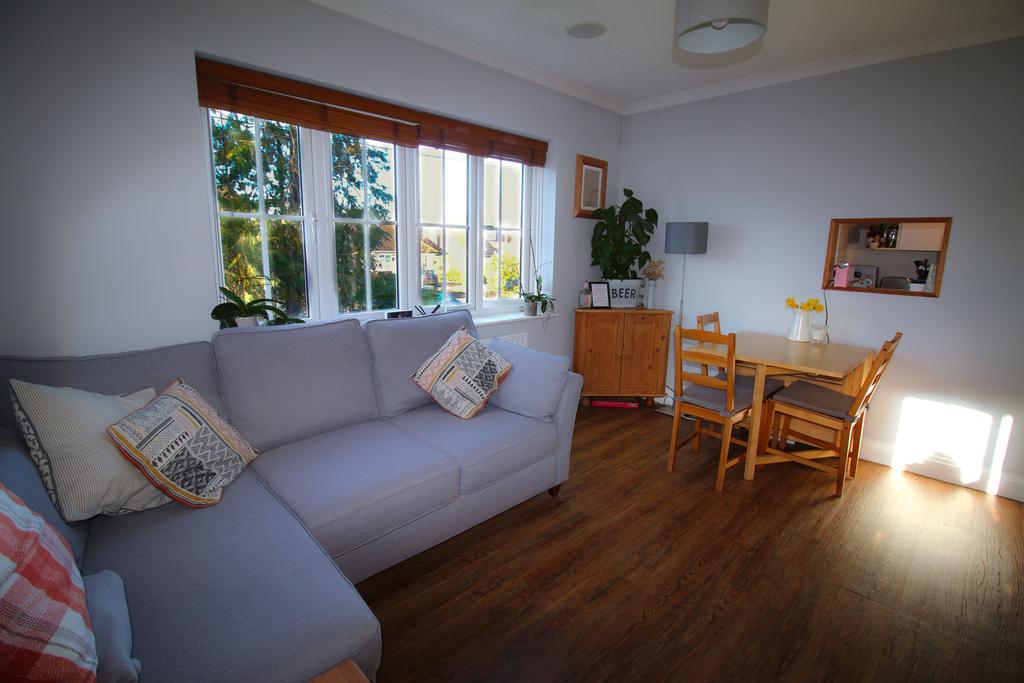 Lounge/Dining Area