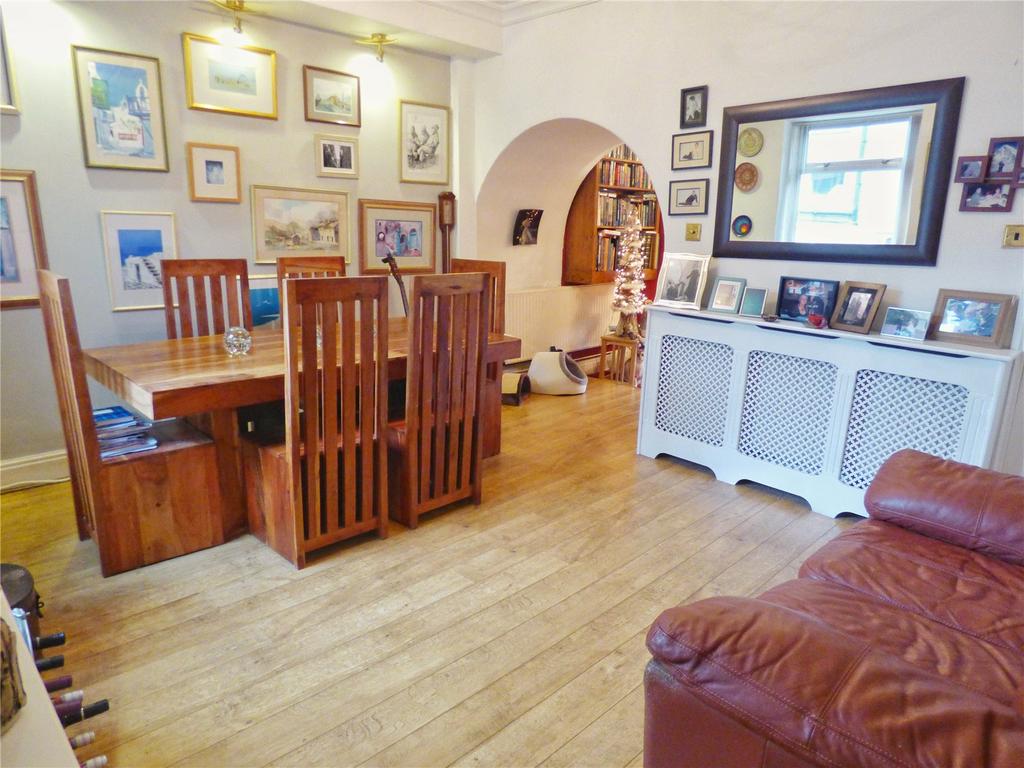 Living/ Dining Room: