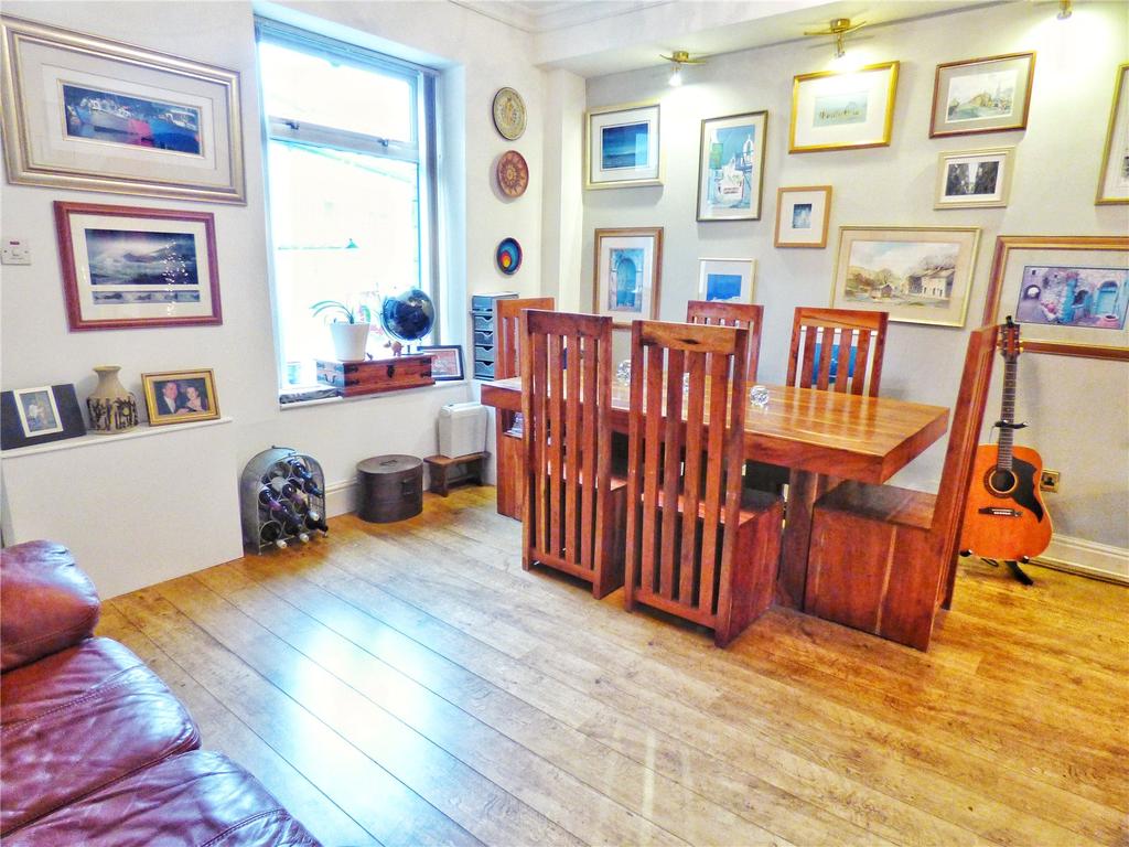 Living/ Dining Room: