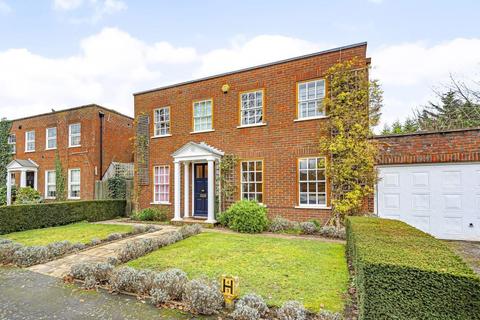 8 Sandon Close, Esher, KT10 8JE