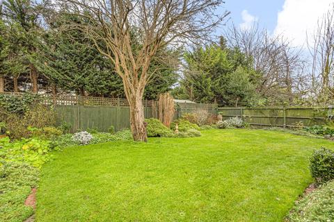 8 Sandon Close, Esher, KT10 8JE