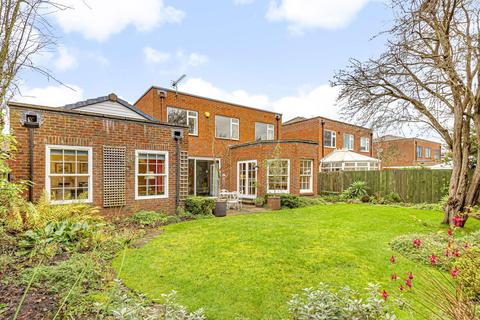 8 Sandon Close, Esher, KT10 8JE