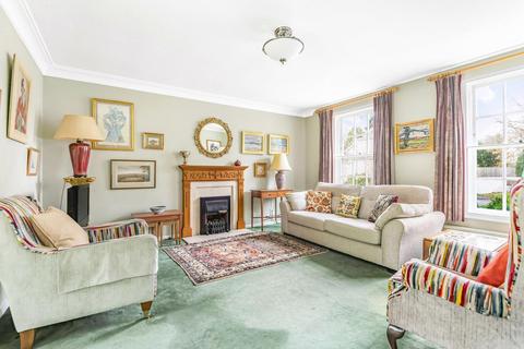 8 Sandon Close, Esher, KT10 8JE