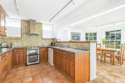 8 Sandon Close, Esher, KT10 8JE