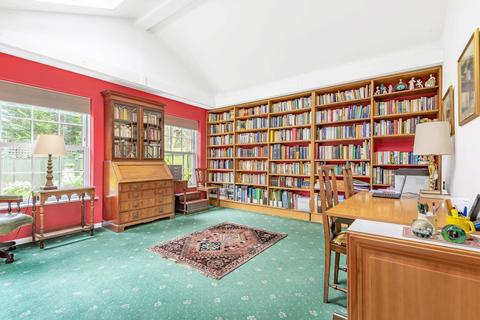 8 Sandon Close, Esher, KT10 8JE