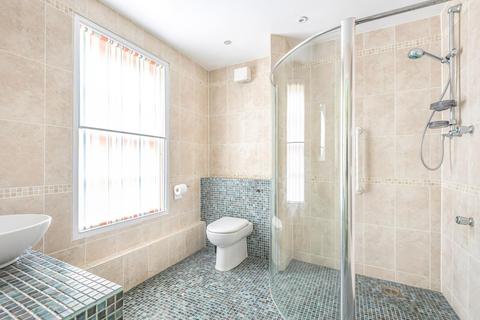 8 Sandon Close, Esher, KT10 8JE