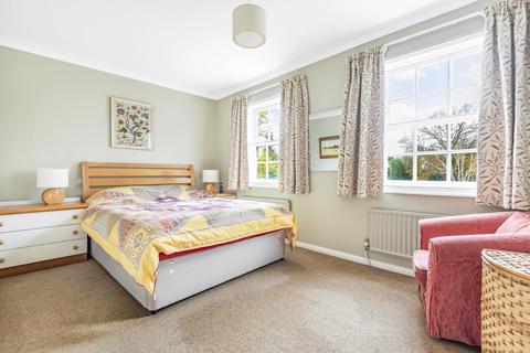 8 Sandon Close, Esher, KT10 8JE