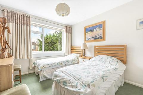8 Sandon Close, Esher, KT10 8JE